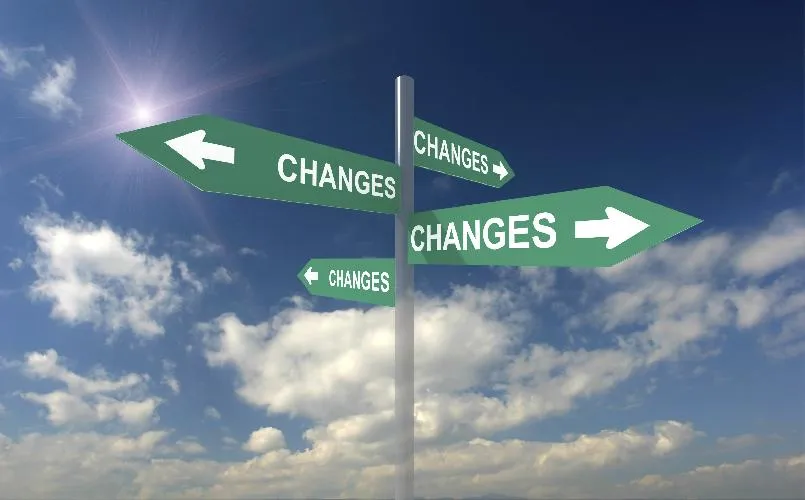 Indicatoare verzi cu săgeți și cuvântul „Changes”, pe un cer albastru