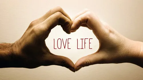 Două mâini formând o inimă, cu textul „Love life”