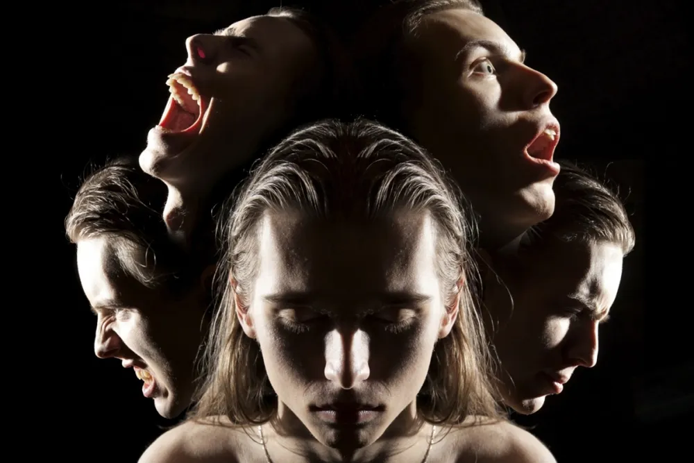 Mai multe fețe ale aceleiași femei, cu expresii diferite, pe fundal negru